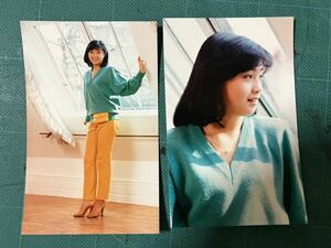 香坂みゆき　マルベル堂プロマイド写真2枚(当時物) 緑　Vネック　昭和タレント