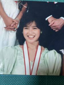 岡田有希子　写真　白　メダル　80年代アイドル