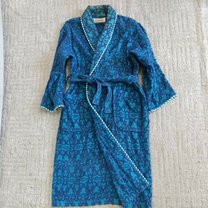 5651同梱NG☆中古古着 Yves Saint Laurent 胸ロゴ刺繍ジャガード 綿パイルブルー ガウンコート メンズM イブサンローラン 身丈109身幅56cm