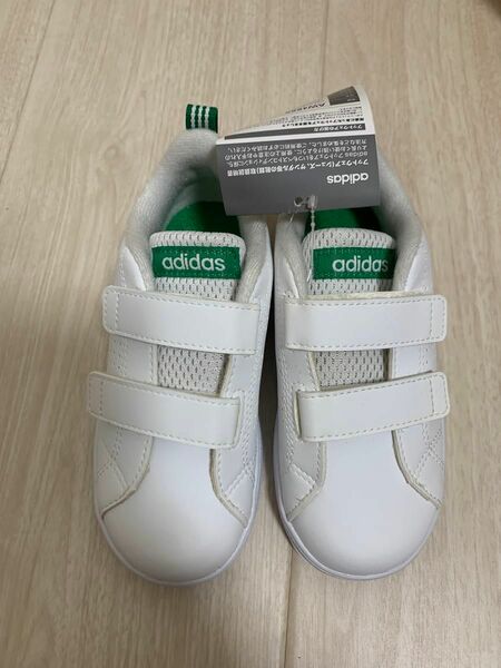 【新品未使用タグ付き】adidas キッズスニーカー 16cm