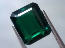 4.95ct 新品・特大サイズ・コロンビアカラー合成バイロンエメラルド 超希少入手困難・バイロン社製 _画像1