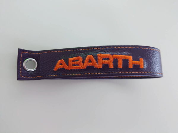 [1点のみ]フィアット アバルト ABARTH 刺繍ロゴ入り 本革(レザー)リアゲートストラップ 本体:紫 ロゴ色:オレンジ ステッチ色:オレンジ