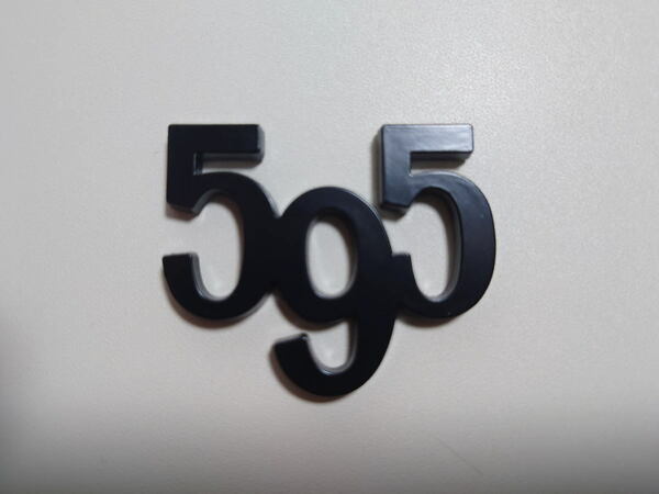 フィアット アバルト ABARTH 向け 純正デザインタイプ 「595」 メタルバッジ 1個 本体色:マットブラック