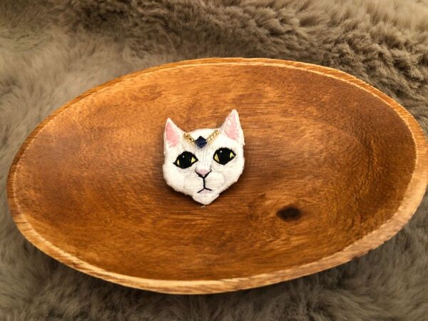 ハンドメイド 刺繍ブローチ 白猫