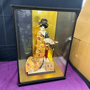 ◆中古 日本人形 尾山人形 舞扇 紫峰作 舞踊人形 コレクション ガラスケース付 置物 飾り 和風 インテリア 昭和レトロ 135-85