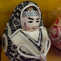 ◆中古 日本人形 ひな人形 達磨 姫だるま コレクション ガラスケース付 置物 飾り 和風 インテリア 昭和レトロ 142-36_画像2