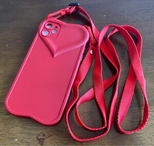 ★新品・未使用★【iPhone11ケース】カバー 赤 レッド ハート形 ストラップ付き