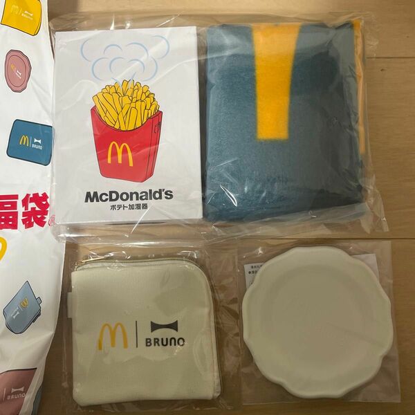 マクドナルド　福袋　2024 加湿器　コインケース　膝掛け