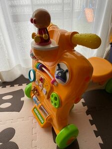 アンパンマン 知育玩具 おもちゃ 乗って！押して！へんしんウォーカー 中古