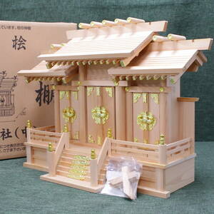 あ//A6594 【未開封・保管品】木曽桧の神棚　屋根違三社(中)　国産手作り　サイズ　約63×25×47cm