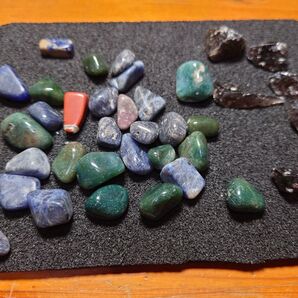 黒曜石とよくわからない石