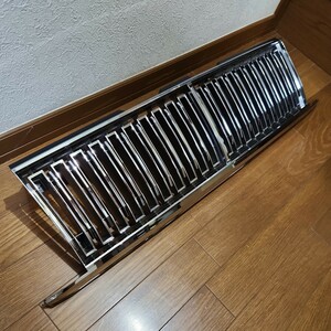 y30　後期 セドリック　フロントグリル　未使用長期保管品　メッキキラキラ　旧車　日産NISSAN　Cedric　中央爪欠け有り　写真参照　グリル