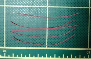 自動機による電線カット１００ｍｍ　手作業によるムキ３ｍｍ　極細電線 AWG32　赤色　１０本