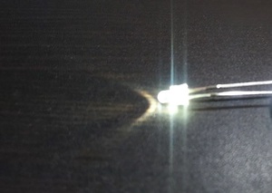 凸型ＬＥＤ　白色　先端直径２ｍｍ　 先端長２．５ｍｍ　１０個