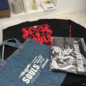 ソウルズ長袖コットンTシャツＬサイズ黒　デニムフラットワイドトートバッグ　タオルの3点セット　新品　グッズセット 希少　入手困難