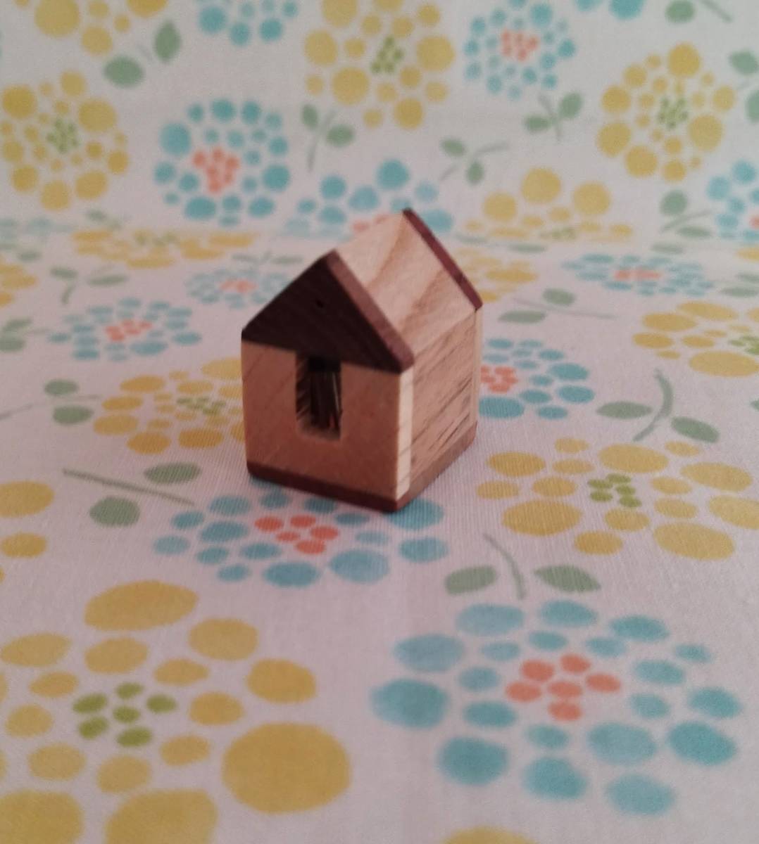 यह एक प्यारा लकड़ी का घर है। इसे एक बढ़ई ने हाथ से बनाया है।, हस्तनिर्मित वस्तुएं, आंतरिक भाग, विविध वस्तुएं, आभूषण, वस्तु