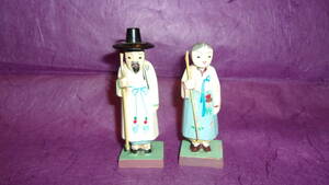 朝鮮風俗「木彫人形２体(帽子の男性高さ9.4cm)」朝鮮人形