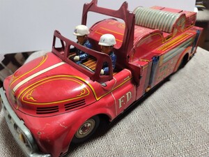ブリキのオモチャ 消防車 箱無 欠損部分多く、ジャンク品とご認識下さい。米沢玩具製。長さ40cmの大きな物です。1950年代後半の当時物。