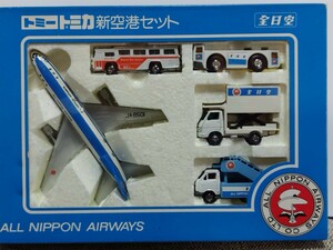 トミー トミカ 新空港セット 全日空 資料によると、1979年発売品だと思われます。トミカギフト52番目の製品だと思われます。