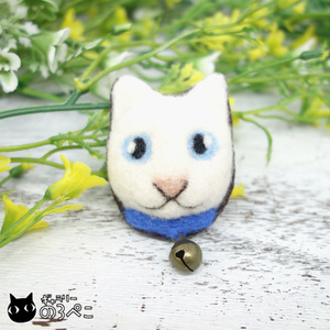 Art hand Auction 微笑猫脸胸针 - 带蓝色项圈的白猫 | 用于衣服和包包, 拥有迷人笑容的妙招, 手工制作的, 配饰(女士), 其他的