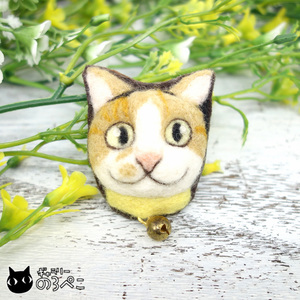 Art hand Auction 微笑猫脸胸针 - 带黄色项圈的三色猫 | 适用于衣服和包包, 拥有迷人笑容的妙招, 手工制作的, 配饰(女士), 其他的