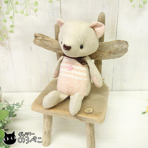 Art hand Auction Peluche ours assis – Carreaux et bordure roses | Un ours avec un air relaxant, sensation naturelle ♪, Articles faits à la main, intérieur, marchandises diverses, ornement, objet