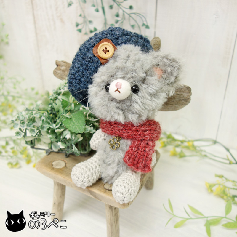 Muñeca de ganchillo de gato gris esponjoso ~ boina y bufanda granate | Un gato gris tejido a crochet con hilo esponjoso ♪, Artículos hechos a mano, interior, bienes varios, ornamento, objeto