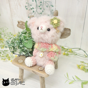 Art hand Auction Amigurumi chat rose bébé moelleux ~ silencieux et boucles d'oreilles | Un chat rose tricoté avec du fil moelleux ♪, œuvres faites à la main, intérieur, marchandises diverses, ornement, objet