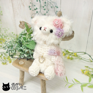Art hand Auction Fluffy white cat crochet doll ~ scarf and lace earrings | A white cat crocheted with fluffy yarn ♪, Handmade items, interior, miscellaneous goods, ornament, object