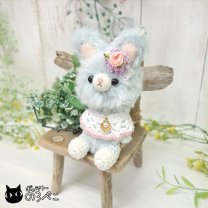 Art hand Auction A small fluffy sky blue bunny crochet doll ~ lace cape and earrings | A small sky blue bunny crocheted with fluffy yarn ♪, Handmade items, interior, miscellaneous goods, ornament, object