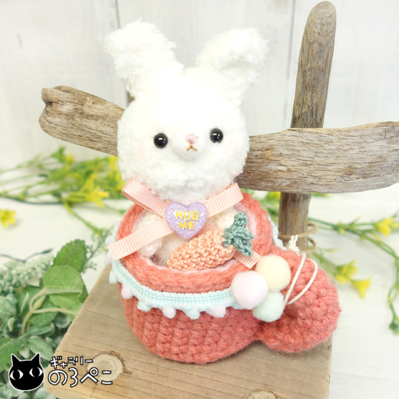 Muñeco de crochet pequeño conejo blanco esponjoso ~ Taza y zanahoria | Un lindo y pequeño conejo blanco con pelaje esponjoso ♪, Artículos hechos a mano, interior, bienes varios, ornamento, objeto