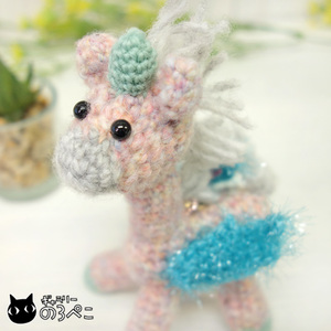 Art hand Auction Un mystérieux amigurumi licorne aux ailes bleues scintillantes | Le corps est d'une couleur pâle et mystérieuse et est doux et moelleux lorsque vous le touchez ♪, œuvres faites à la main, intérieur, marchandises diverses, ornement, objet