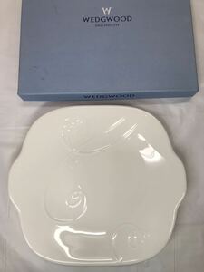 WEDGWOOD/ウェッジウッド　NATURE ブレッド&バタープレート（幅約26ｃｍ×23ｃｍ×高さ約2.5ｃｍ）未使用　長期保管品　大皿　白　お洒落