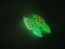 オモック 45g イカ型 2色セット 夜光 グリーン ホワイト 鯛ラバ タイジグ 蓄光 発光 グロー マダイ アマダイ アマラバ オフショア TypeB_画像3