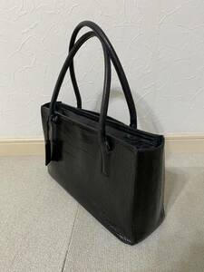 COMME CA DU MODE コムサデモード 牛革 クロコ型押しバッグ ハンドバッグ ブラック 32cm×19cm×マチ幅9cm [コムサ]