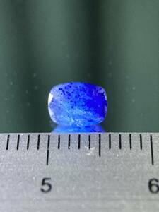 ラズライト イン スキャポライト 0.4ct ルース 裸石 蛍光鉱物