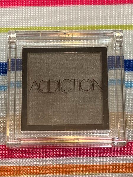 ★新品★ ADDICTION ザアイシャドウ 104 ヘイジーナイト 未使用(*箱付)スモーキーカーキ系 アイシャドウ パール