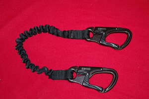 実物！程度良好！ブラック(Black)！【Yates ランヤード 567 Personal Retention Lanyard W/two Kong Tango Carabiners】