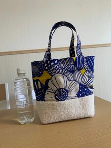 500mlのペットボトルが入る ハンドメイド　お洒落バッグ　モコモコバッグ　ブルー　イエロー トートバッグ handmade 花柄