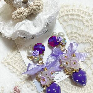 【パープル】苺と小花のアクセサリー／ピアス　イヤリング