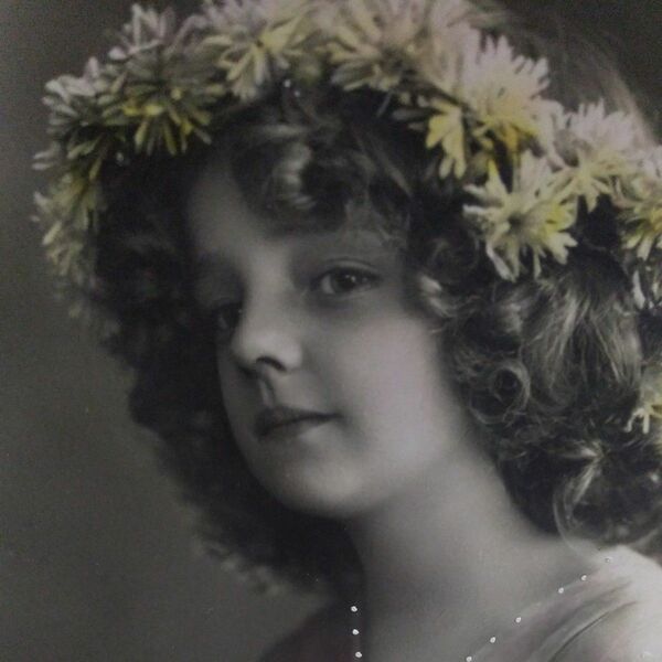 アンティークポストカード花冠を付けた美しい少女 フランス