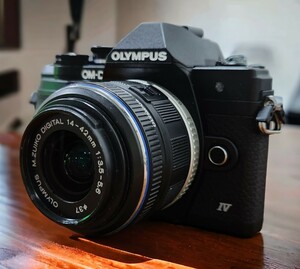 OLYMPUS E-M10 Mark IV ＋ M.ZUIKO DIGITAL 14-42mm f3.5-5.6 作動良好！不具合無し！元箱以外付属品有り！超美品！業者転売ヤーは説明読で