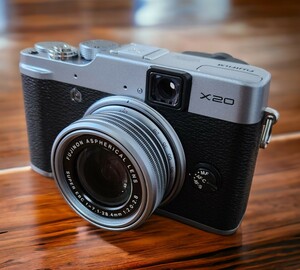 FUJIFILM X20 作動良好美品！電源スイッチ異常無し社外品予備バッテリー付き！なるべく電源OFFしないで使用してました。出品物説明文読んで