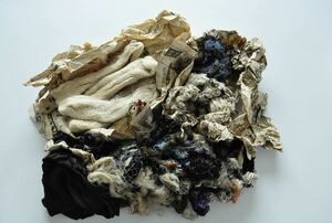 古い　糸屑　絹　綿　麻　糸束　紐　昭和　裁縫　リメイク　材料　長期保管　すべて使用できるか不明　汚れ埃劣化等あり　そのままです