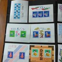 お年玉 年賀切手シートが30枚、30年分が有ります。どれも未使用切手シートで、綺麗ですが長年しまって置いた切手シートの為、やけやしみが_画像5