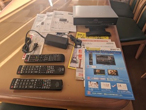 ジャンク　UM-IP700本体 取扱説明書他 ACアダプタ リモコン3ヶ スタンド部品 UT47-XP770B HITACHI 日立 Wooo 中古　