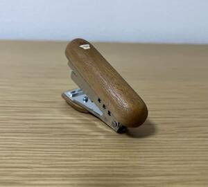 小さなホッチキス　木製　日本製　携帯に便利