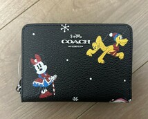 クリスマス！送料無料！　COACH ディズニーコラボ　ホリデープリント　ミッキー二つ折りジップウォレット　CN058_画像1