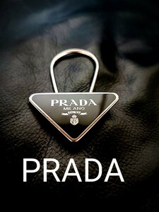 良品 PRADA プラダ キーホルダー キーリング チャーム ロゴ トライアングル 三角プレート ブラックキーケース サフィアーノ