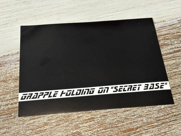 GRAPPLE HOLDING ON SECRET BASE ステッカー/シール　サイズ　縦10.2 横14.4